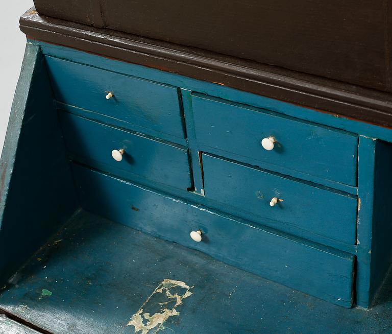 A Swedish handicrafted cabinet, made around year 1800.