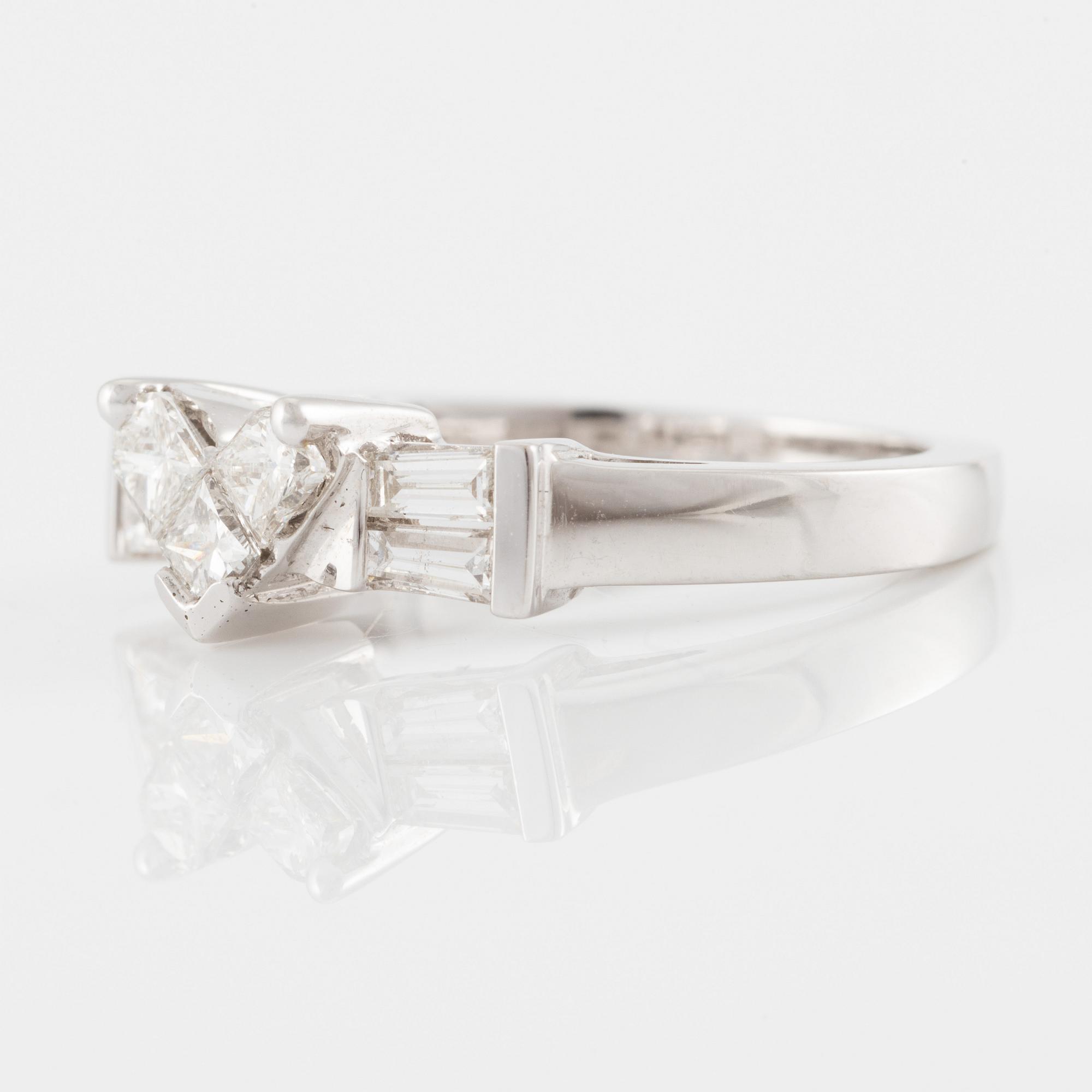 Ring 18K gold with diamonds in various cuts.