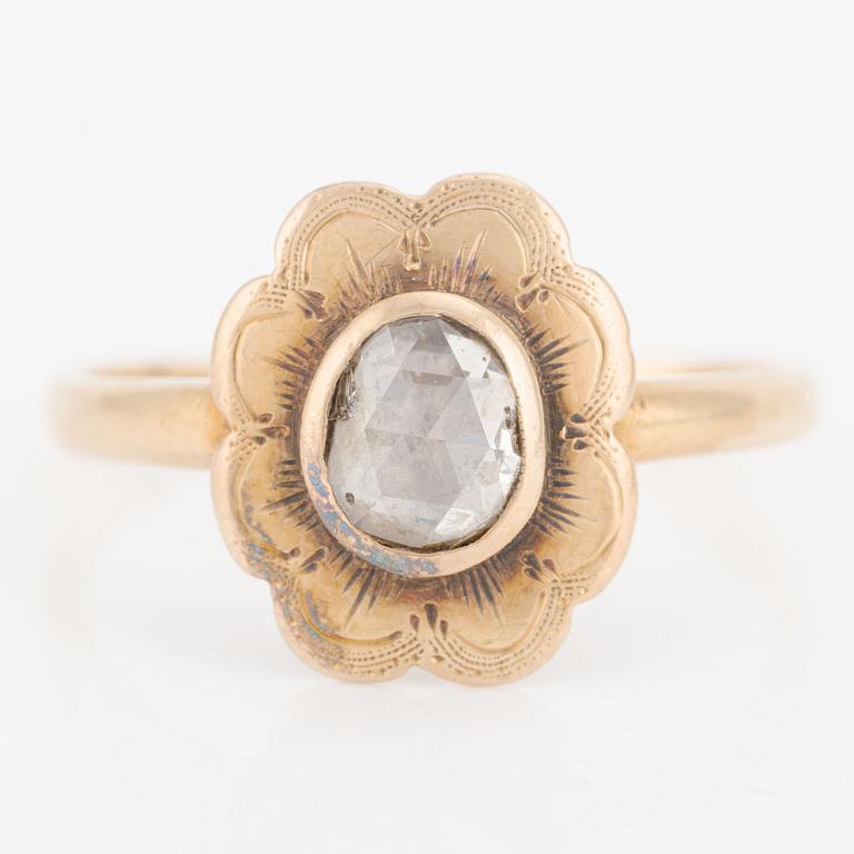 Ring 18K guld med en rosenslipad diamant.