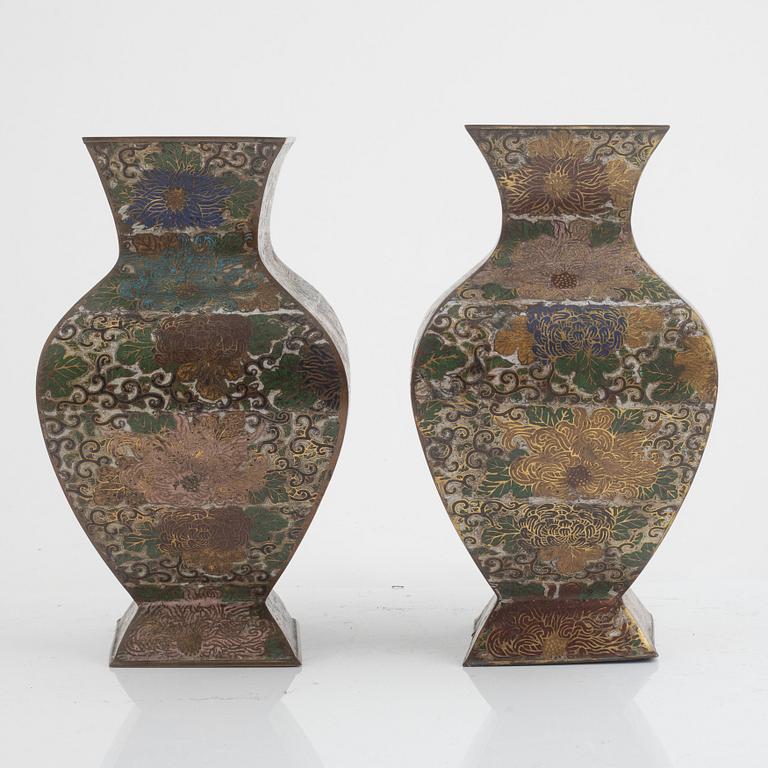 A pair of cloisonne vases, early 20th century.