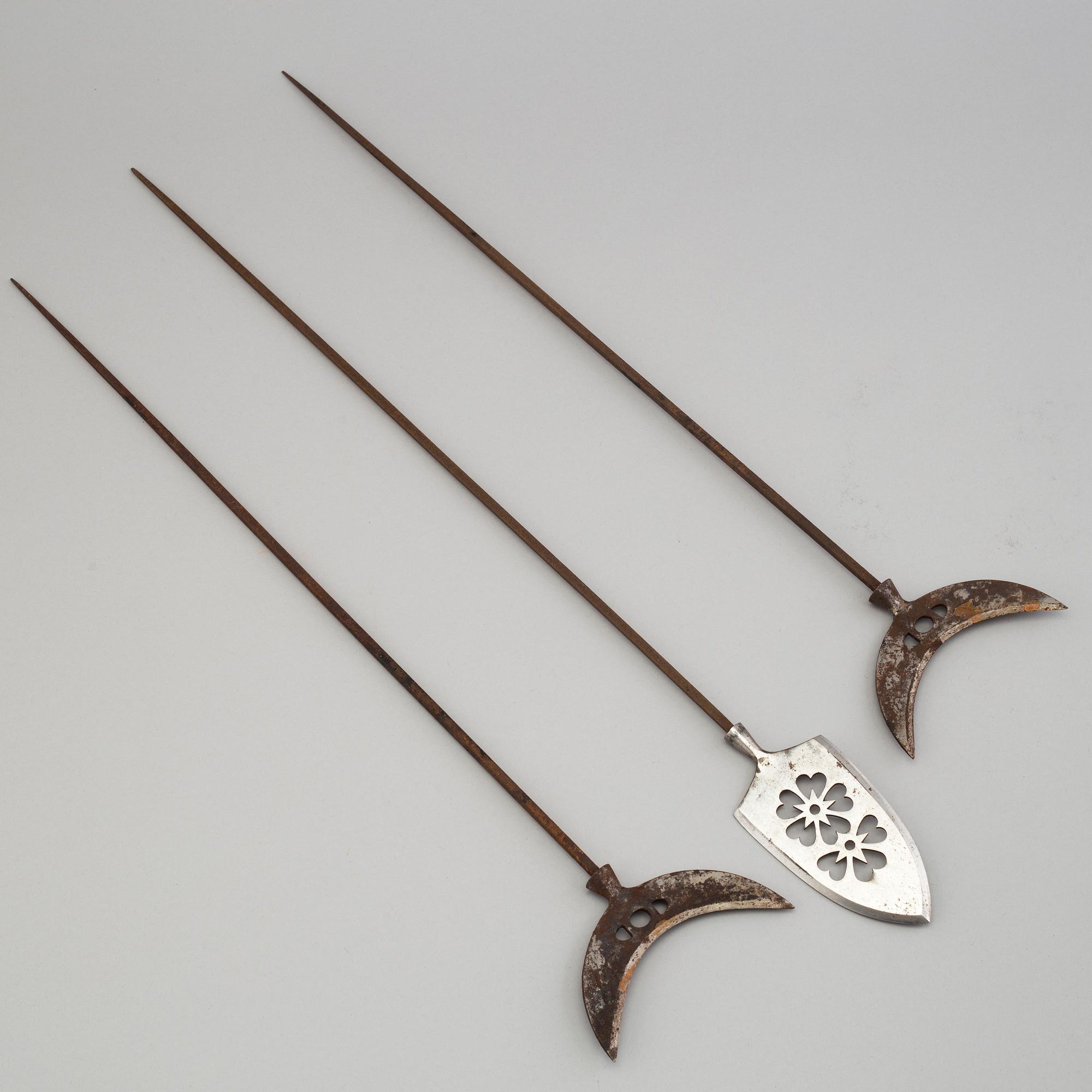 Three japanese arrow tips, Showa period.