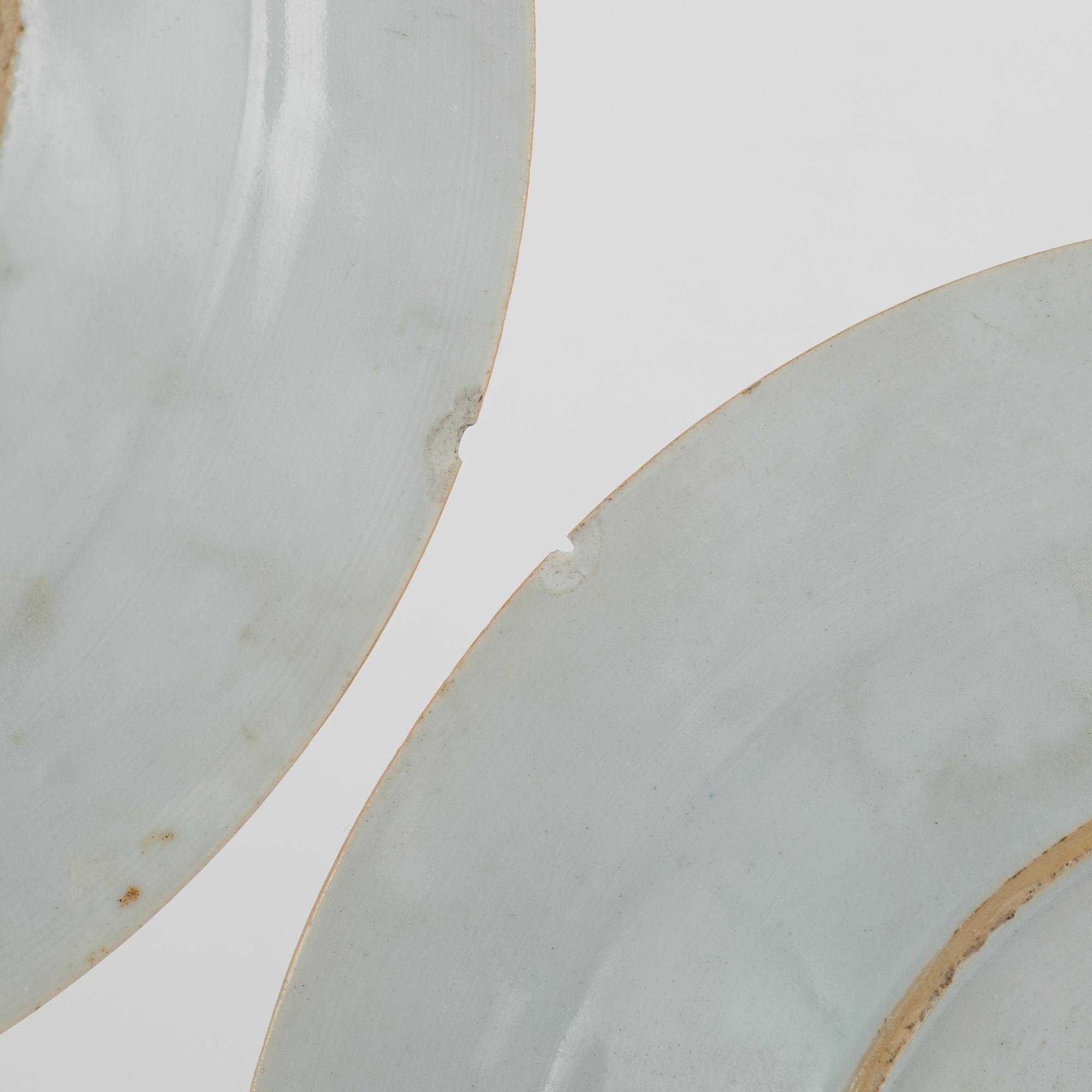 A famille rose punch bowl and two plates, Qing dynasty, Qianlong (1736-95).