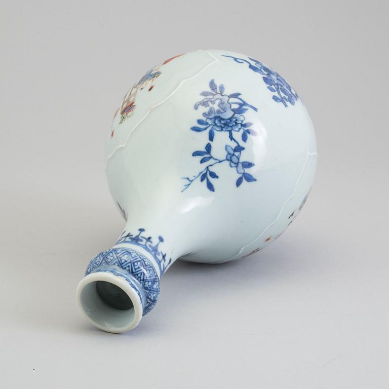 A famille rose bottle flask, Qing dynasty, Qianlong (1736-95).