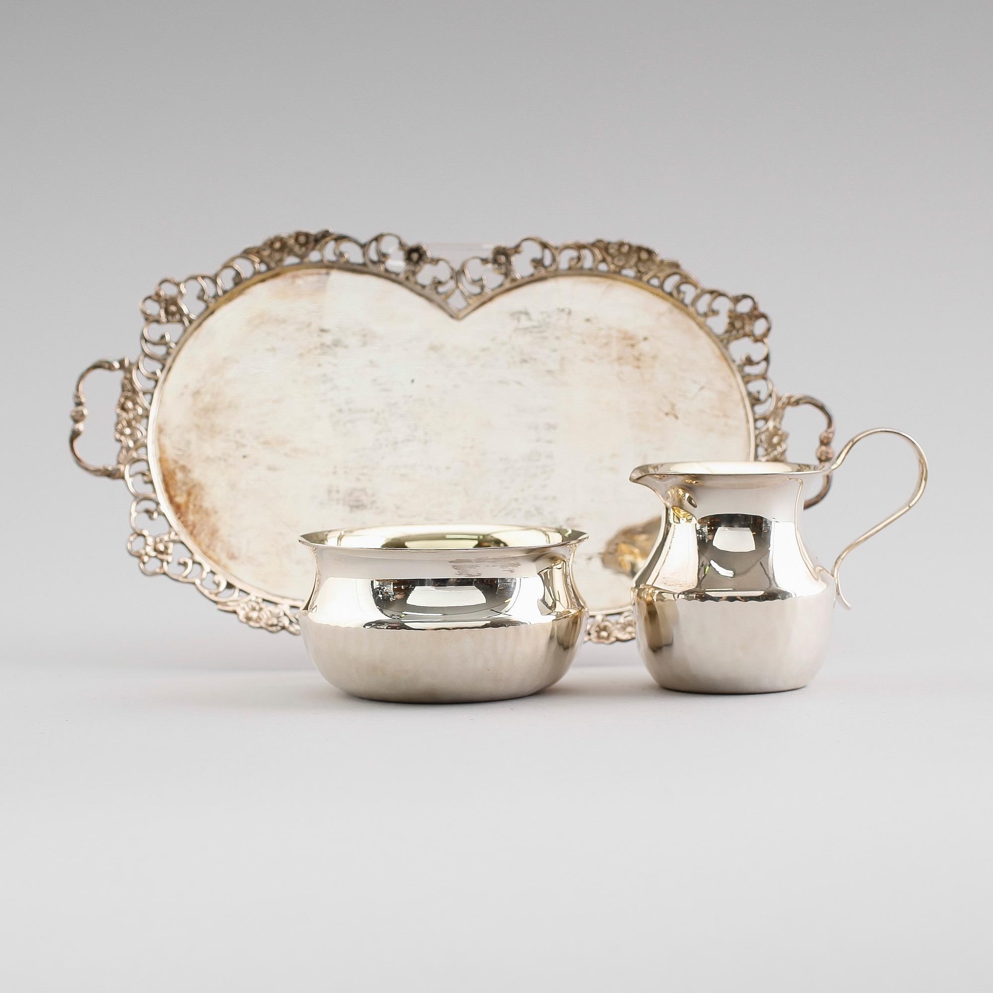 SOCKERSKÅL, GRÄDDKANNA SAMT BRICKA, silver, Gewe, 1959/1975/1976. Vikt ca 329 gram.