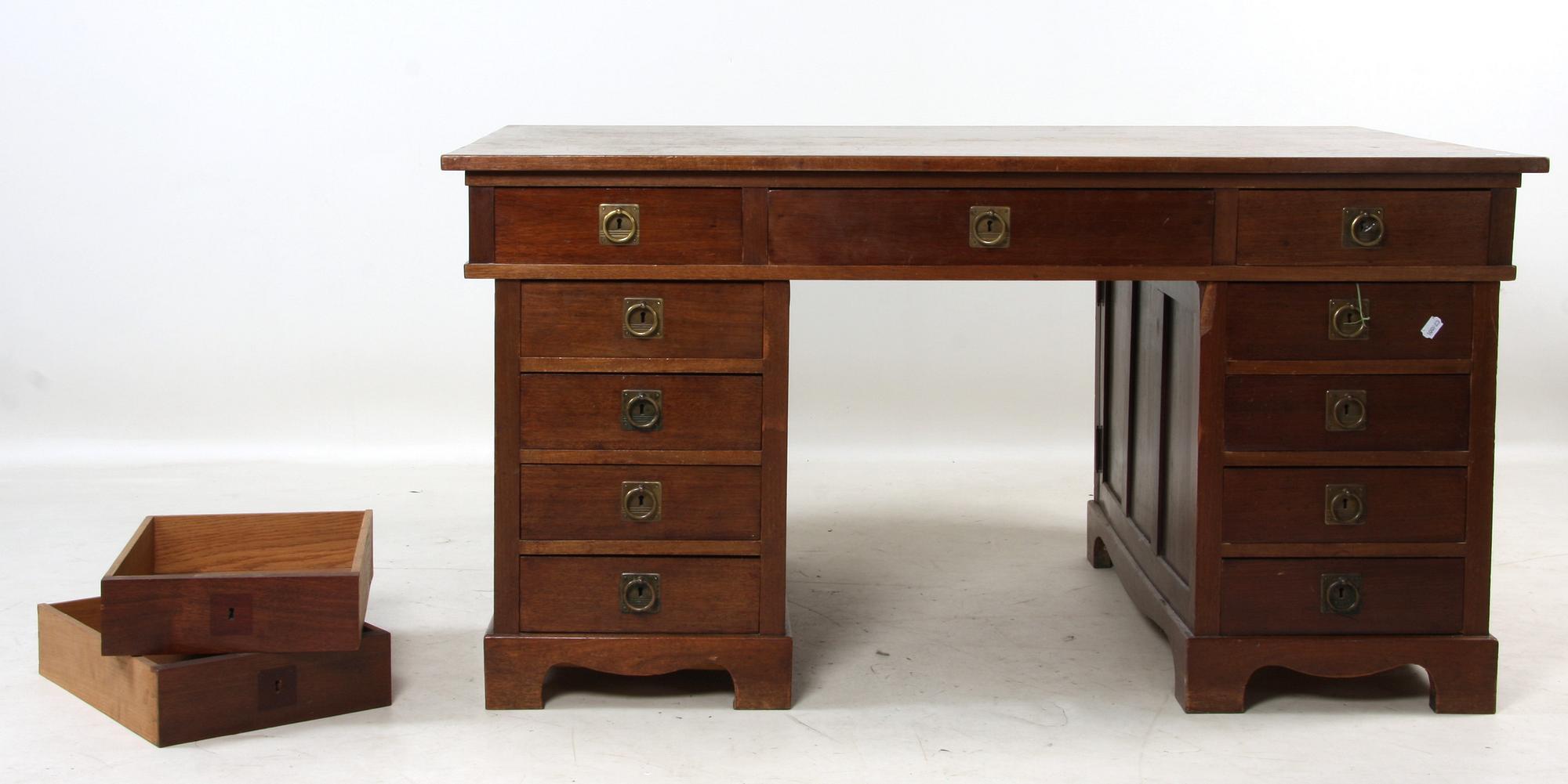 SKRIVBORD, senjugend, 1900-talets första kvartal.