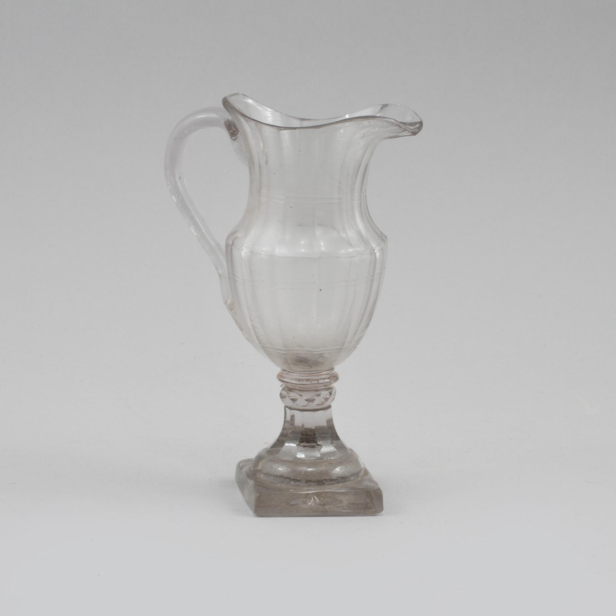 GRÄDDKANNA, glas, 1800-talets första hälft.