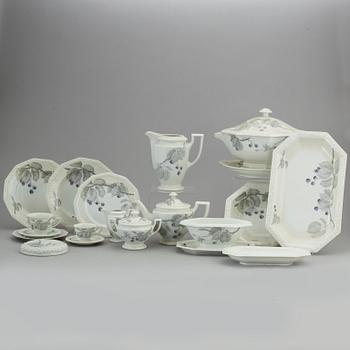 MAT- samt KAFFE/TESERVIS, 114 delar, porslin. Rosenthal, "Maria Björnbär", 1900-talets andra hälft.