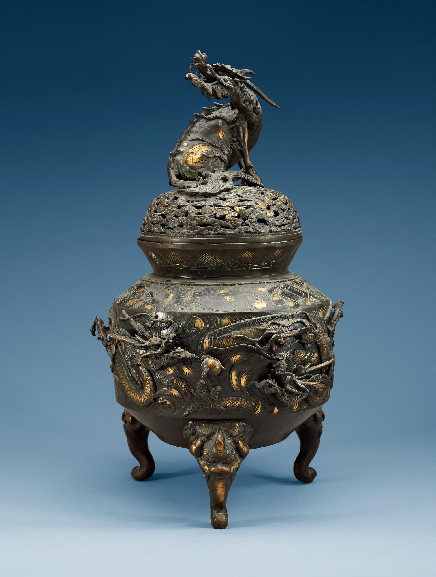 A Japanese bronze censer, Meiji (1868-1912).