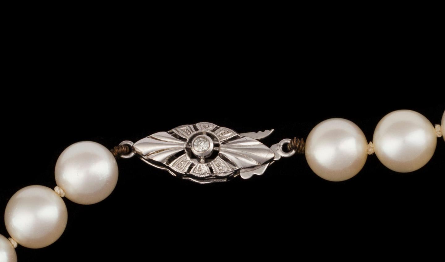 PÄRLHALSBAND, lås 14K vitguld. Pärlornas diameter ca 7,5 mm.
