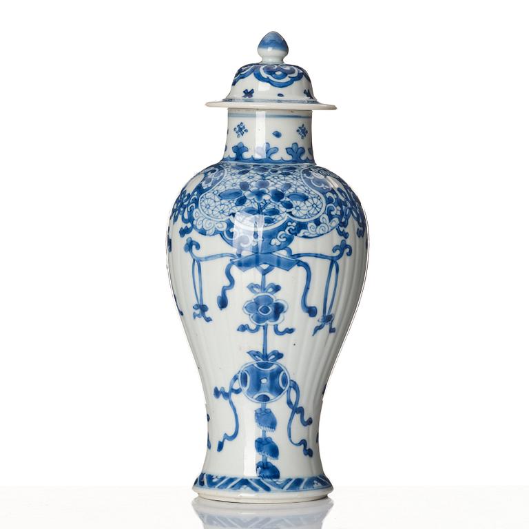 A blue and white vase, Qing dynasty, Kangxi (1662-1722).