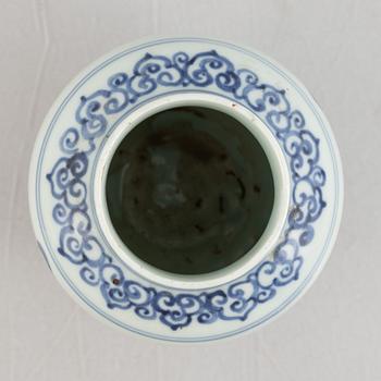 A Chinese blue and white porcelain jar, Ming dynasty (1368–1644).