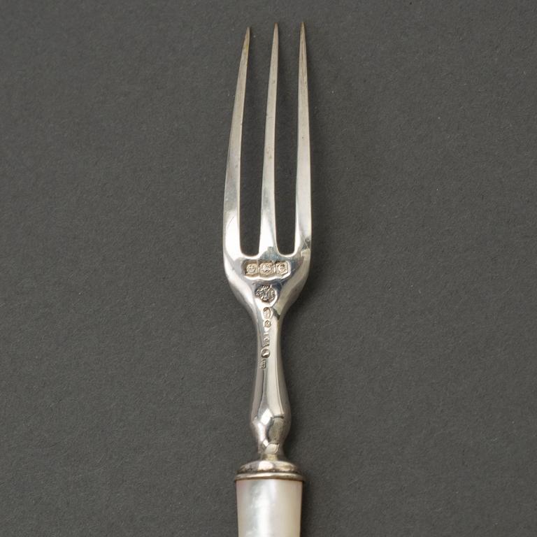 WILLIAM HUTTON & SONS, a set of 12 silver and mother-of-peral fruit cutlery from Sheffield, England, 1922.