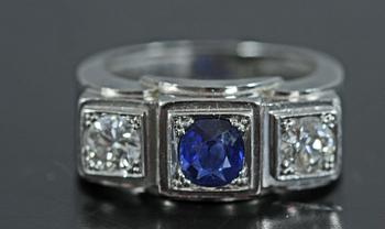 RING, 18K vitguld med 2 briljantslipade diamanter, tot ca 0,80 ct samt blå safir.