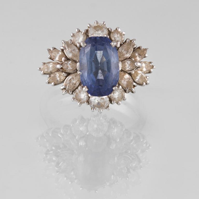 RING, 18K vitguld med blå safir samt navette och briljantslipade diamanter. Vikt 5,7 gram.