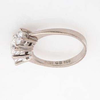 Three-stone ring 18K white gold with round brilliant-cut diamonds.