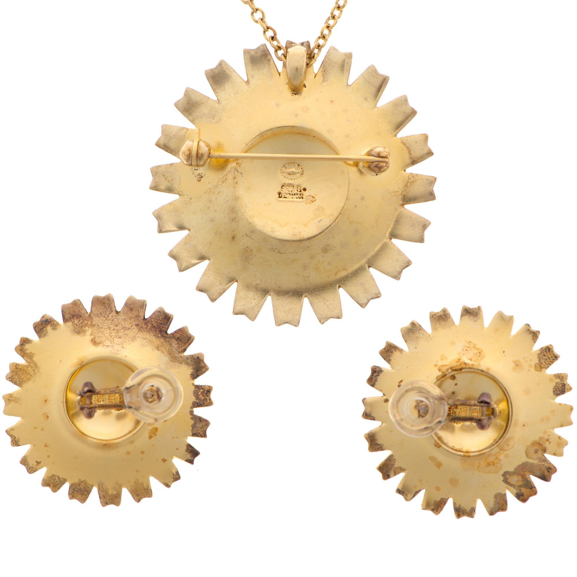 GEORG JENSEN, ÖRHÄNGEN och HÄNGE/BROSCH, "Daisy", förgyllt silver, vit emalj.