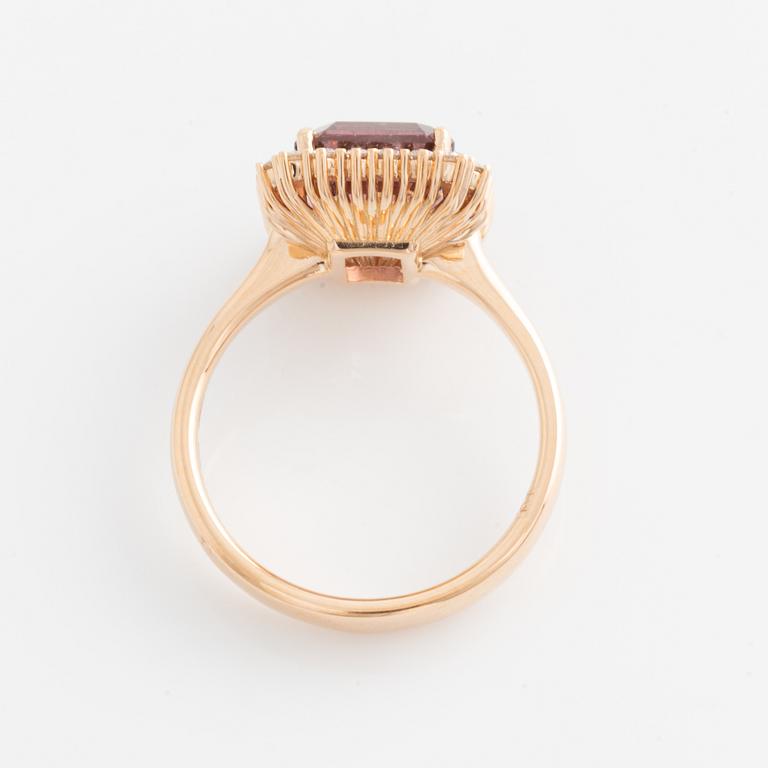 Ring, cocktail ring with tourmaline and brilliant-cut diamonds.