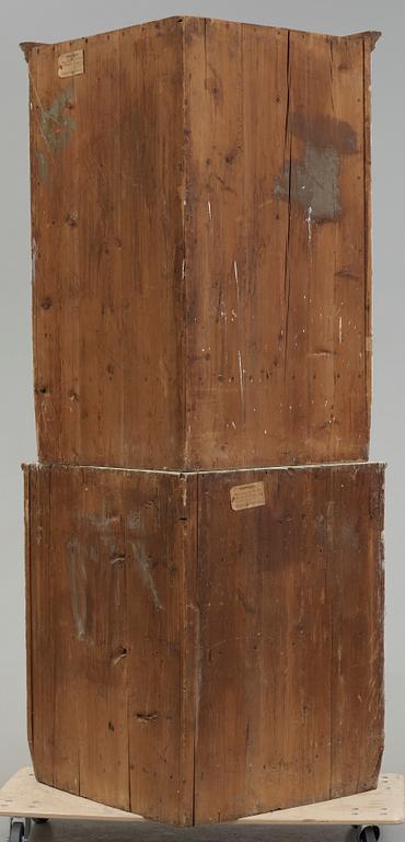 HÖRNSKÅP, allmoge, 1800-tal.