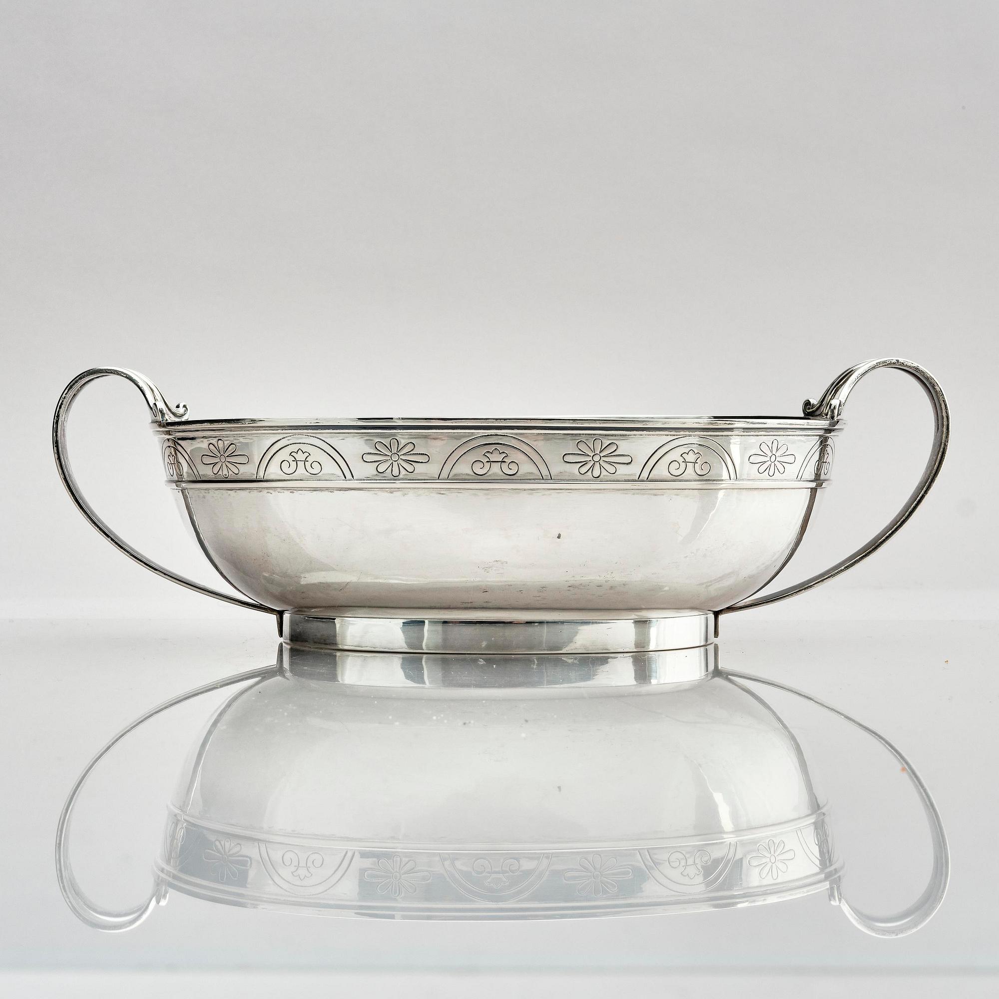 W.A. Bolin, oval skål med hänklar, silver. Stockholm 1931.
