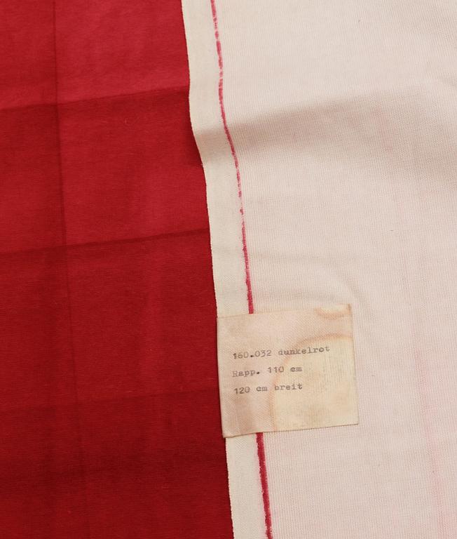 Verner Panton, GARDINLÄNGD, TYG OCH PROVBITAR, 6 ST. Bomullsvelour. Olika mörk- till ljusröda nyanser och mönster. Verner Panton.