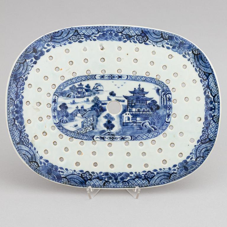 A Chinese blue and white dish with cover, tureen with cover, a strainer and a dish, Qing dynasty, Qianlong and Jiaqing.