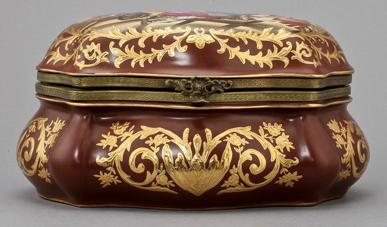 LOCKASK, porslin, Sèvres-liknande märke, 1900-tal.