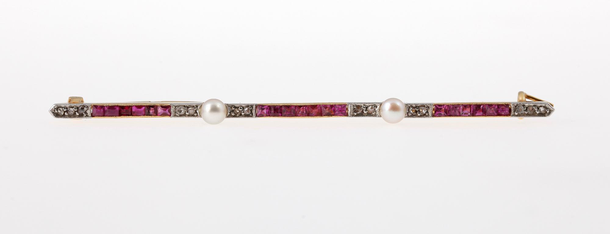 BROSCH, 18k guld med rosensliapde diamanter, carréslipade rubiner och troligtvis orientaliska pärlor. 1920-tal.