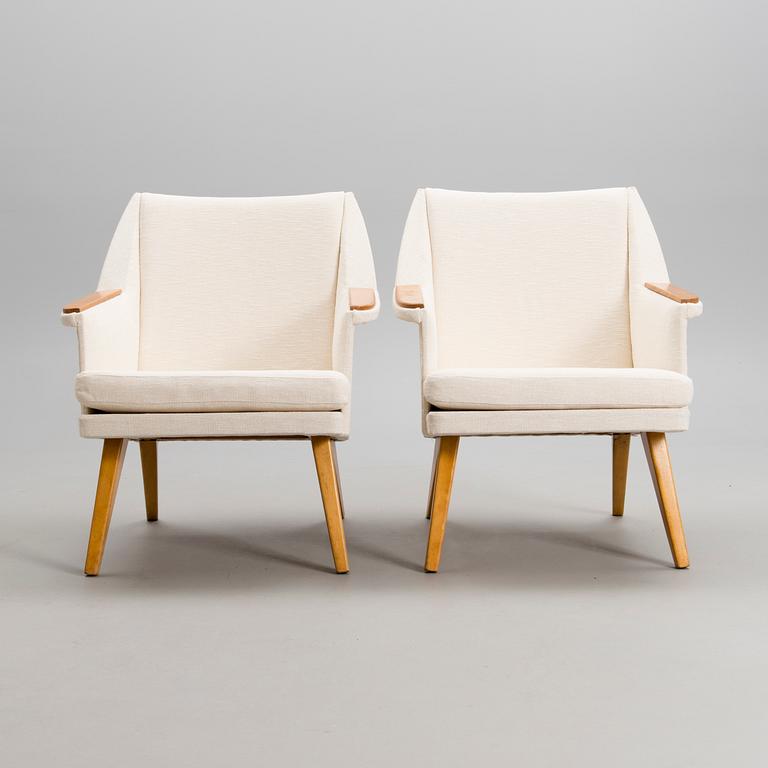 CARL GUSTAF HIORT AF ORNÄS, A PAIR OF ARMCHAIRS.