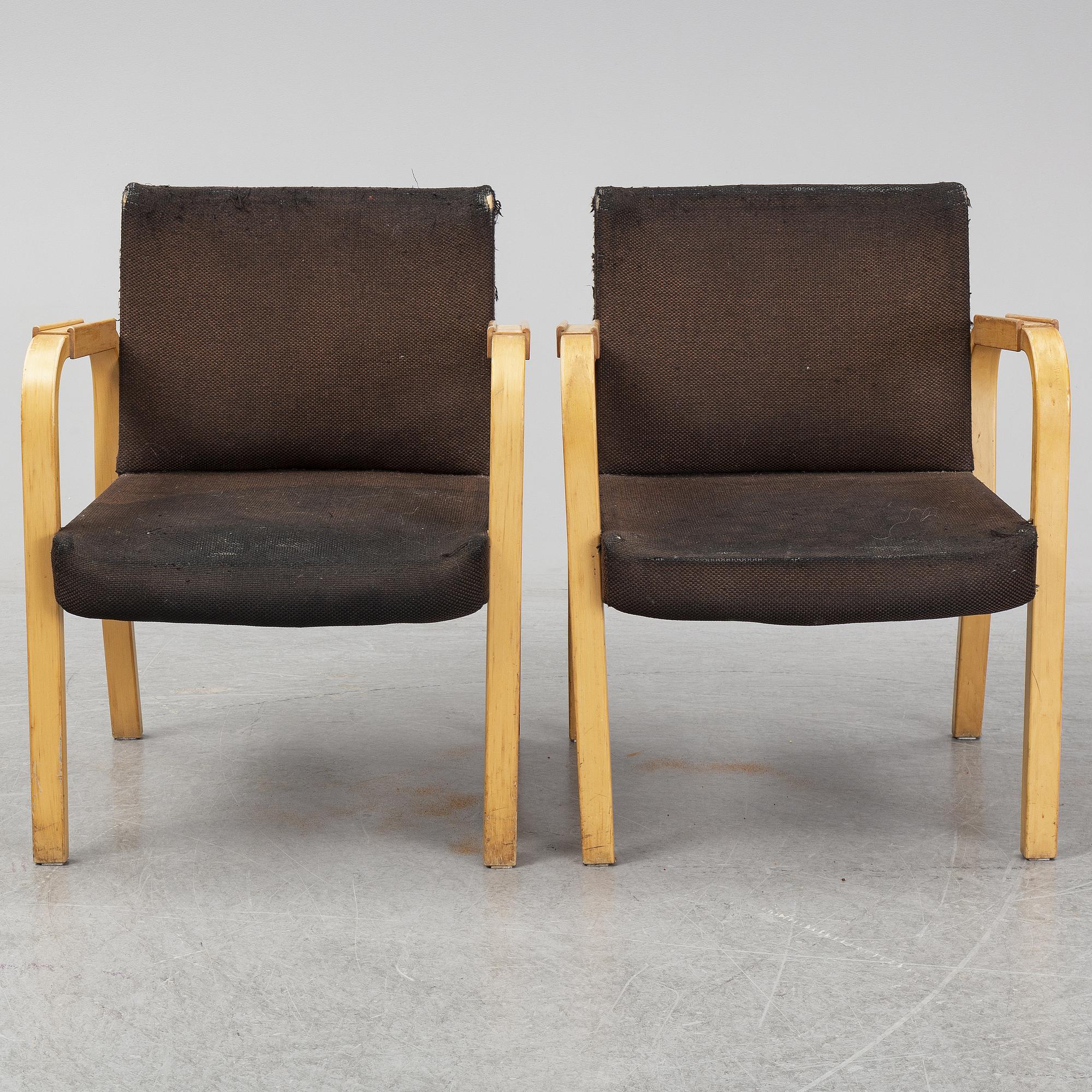 ALVAR AALTO, soffbord, björk samt karmstolar ett par, modell 46, Artek.