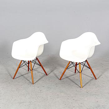 Charles and Ray Eames, karmstolar, ett par "Eames plastic chair - DAW" för Vitra, samtida.