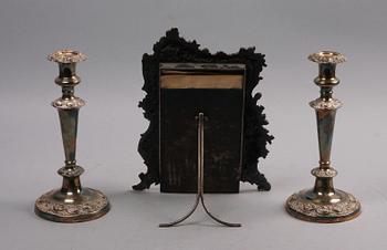 LJUSSTAKAR, ett par, nysilver, samt BORDSPEGEL, vitmetall. Nyrokoko. 1800-talets andra hälft.