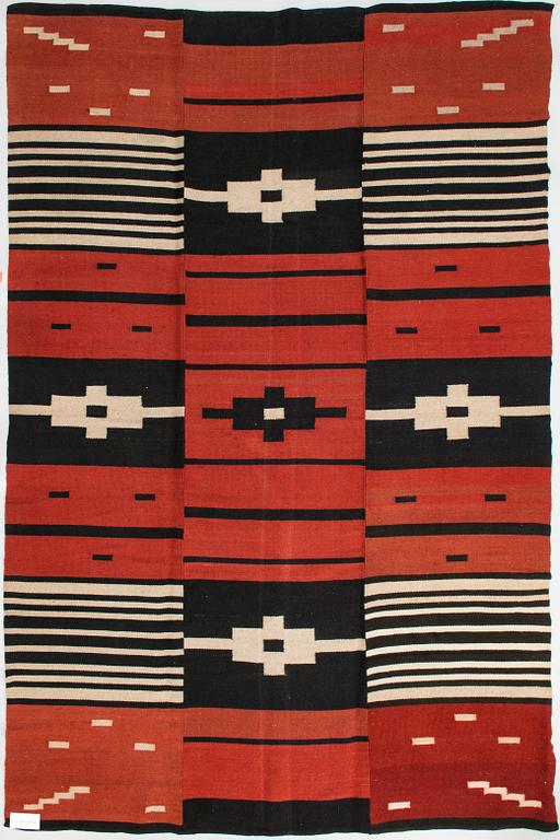 Kirsti Gallen-Kallela, a Finnish flat weave carpet by Tarvaspään Mattokutomo. Circa 188x292 cm.