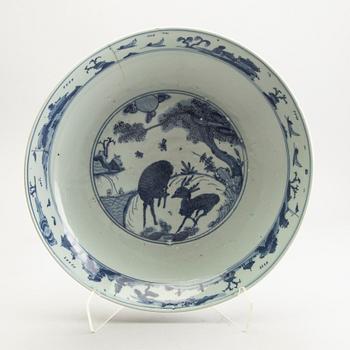 A blue and white dish, Ming dynasty (1368-1644).