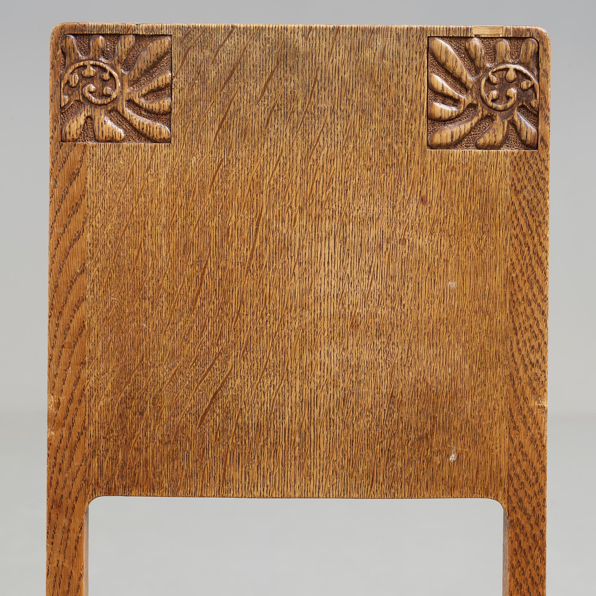 A Art Nouveau oak set with dining table, seven chairs and a side table, Finland, early 1900's.