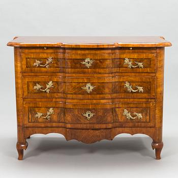 A first half of the 18th Century late Baroque chest of drawers.