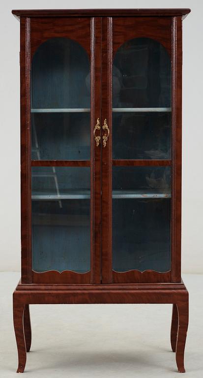 VITRINSKÅP, omkring 1900.