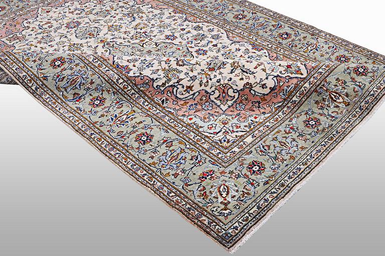 A carpet, Kashan, ca 291 x 201 cm.
