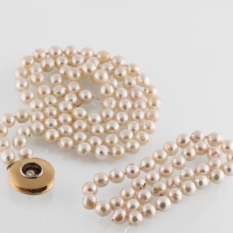 COLLIER, odlade pärlor, lås i 18K guld med briljantsliapd diamant samt fasettslipad blå safir, Ole Lynggaard.