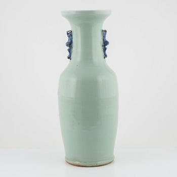 A large vase, late Qing dynasty.