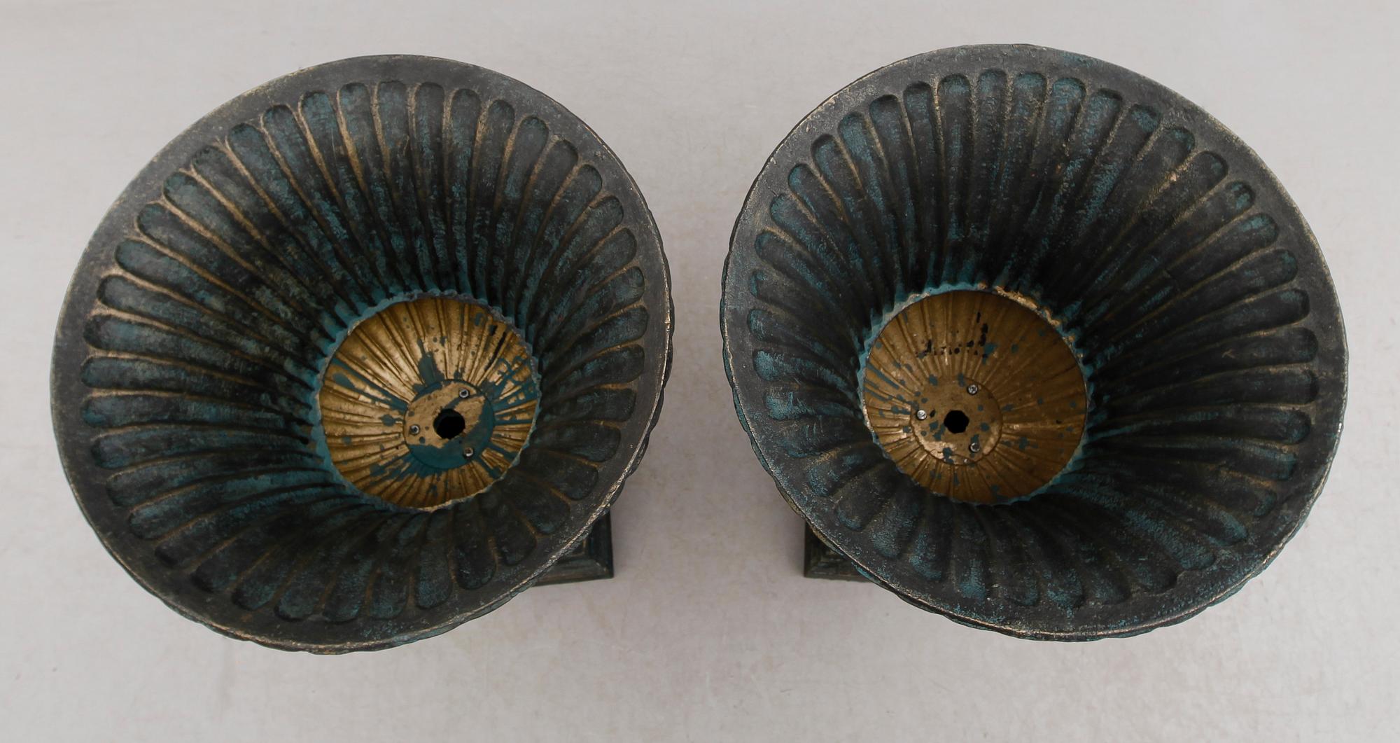 TRÄDGÅRDSURNOR, 1 par, gjutjärn, modern tillverkning.