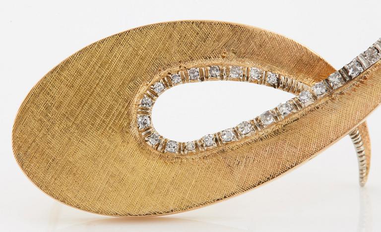 An 18K gold brooch set with eight-cut diamonds.