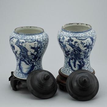URNOR, ett par. Porslin, Kina. 1800-tal.