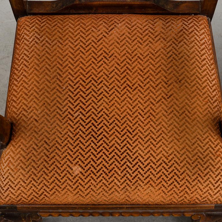 A 1920's 7 piece Chippendale-style dining group.