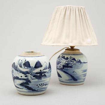 A blue and white jar and lamp, Qing dynasty, 19th century.