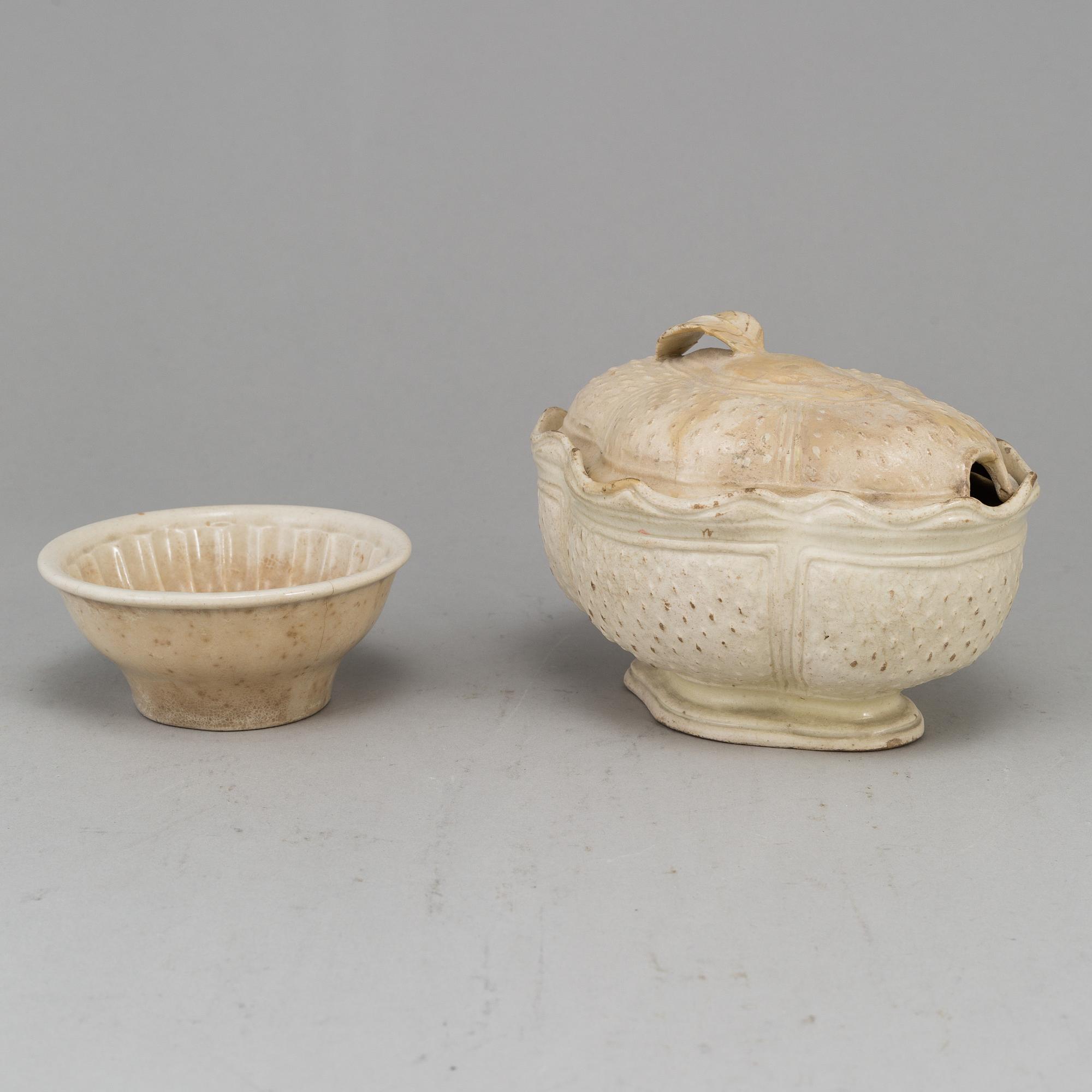 A creame weare buttertureen with cover, a cake mould and a pair of sauce boats, 18/19th Century, part Rörstrand.