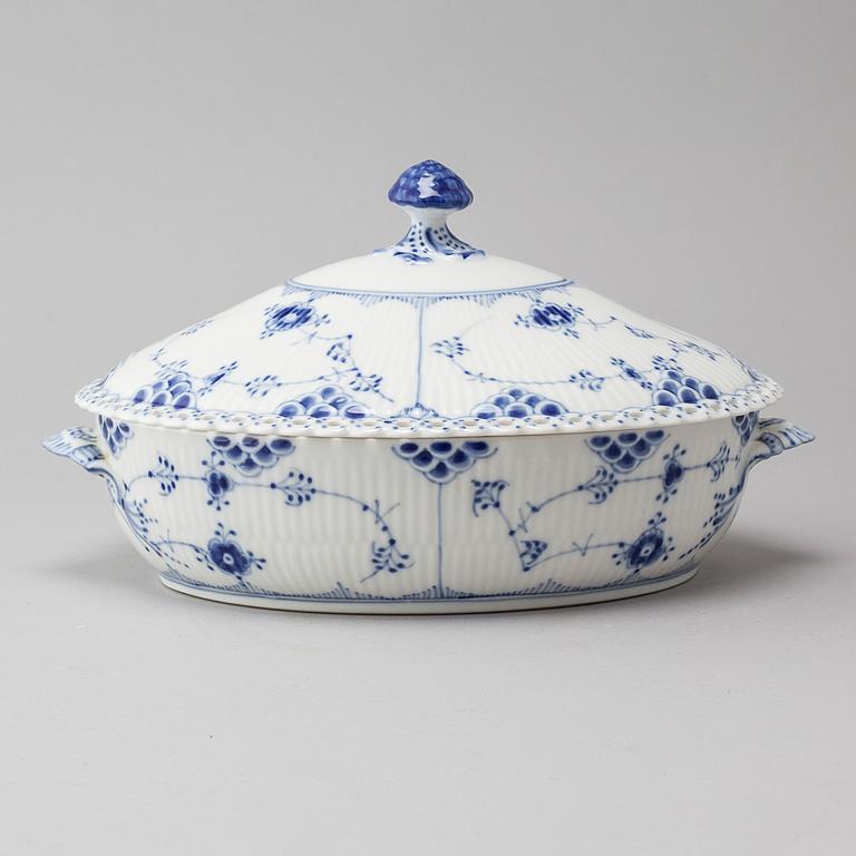 A porcelain "Musselmalet" terrine by Royal Copenhagen from the second half of the 20th century.