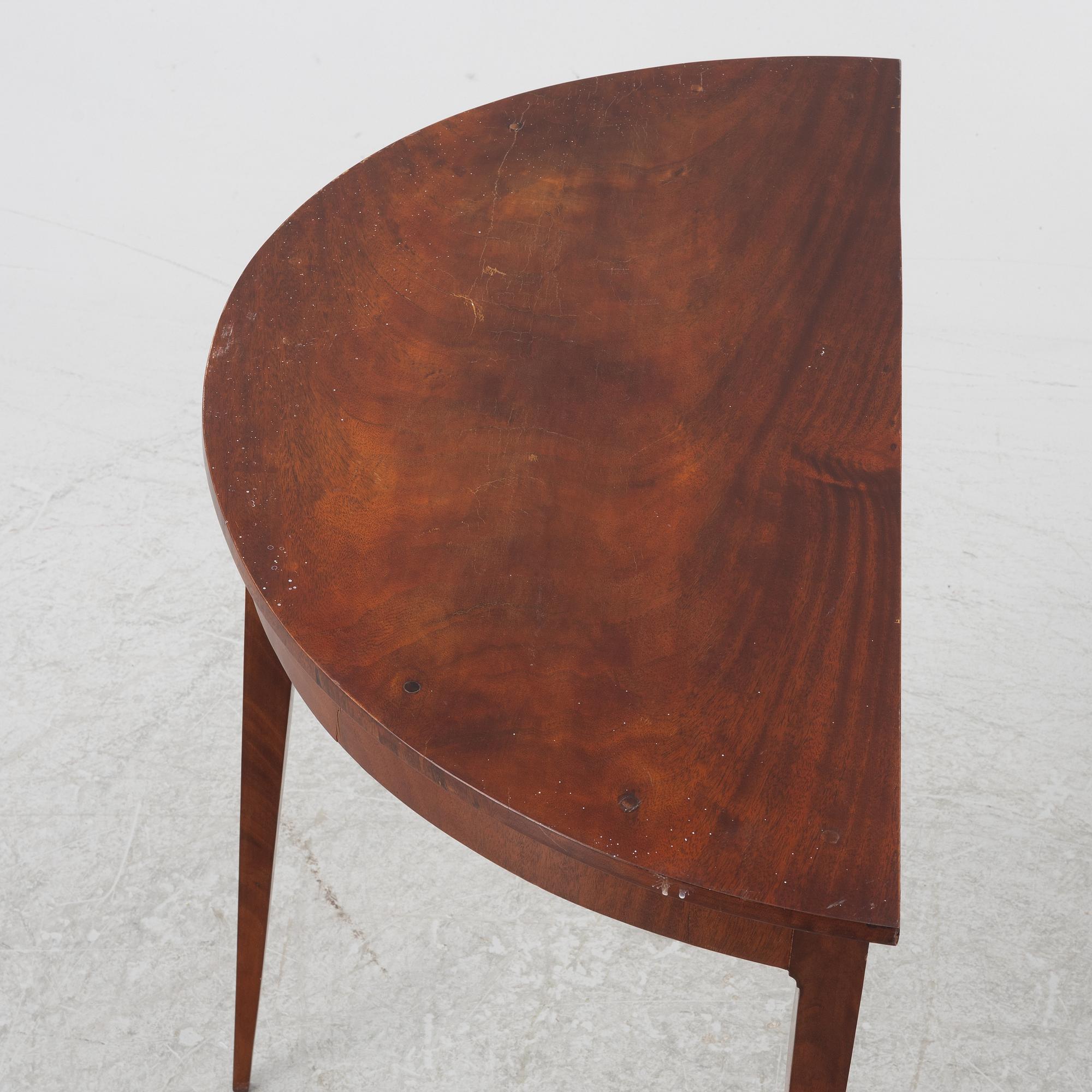 Månbord, ett par, 1800-talets andra hälft.