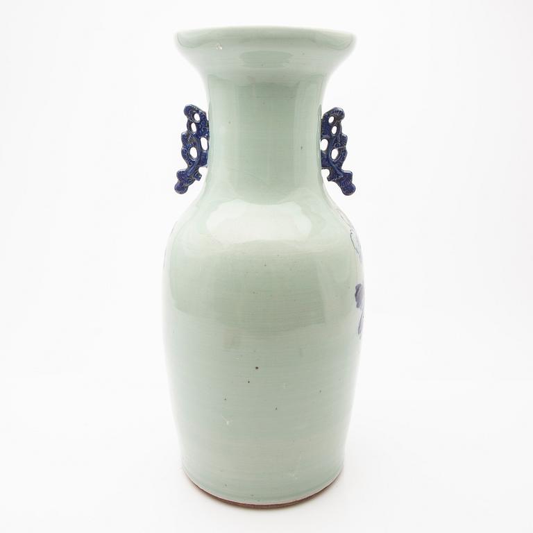Vases, 2 pcs, China, 19th century.