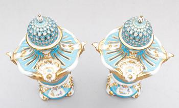 LOCKURNOR, 1 par, porslin, Sévresliknande märke, 1900-talets andra hälft.