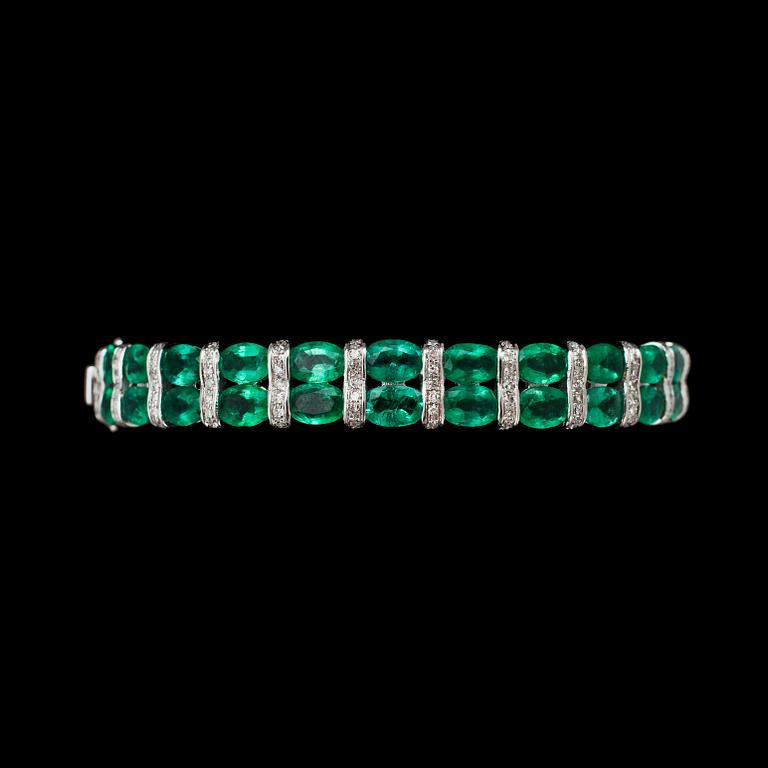 An emerald, tot. 9.38 cts, and brilliant cut diamond bangle, tot. 0.72 cts.